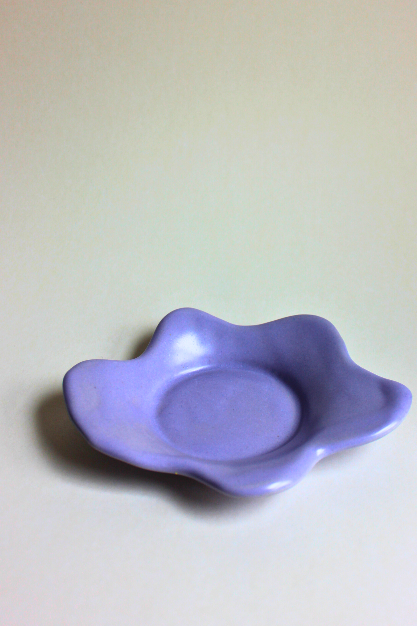 lilac wavy catch tray