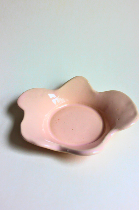 pink wavy catch tray